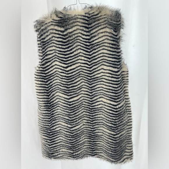 BETSEY JOHNSON faux fur VEST - Picture 4 of 6